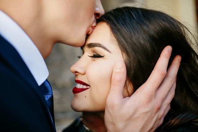 Поцілунок в чоло - це ніжний дотик до струн вашої душі. Такі поцілунки, дають зрозуміти, що людина любить вас всім серцем.