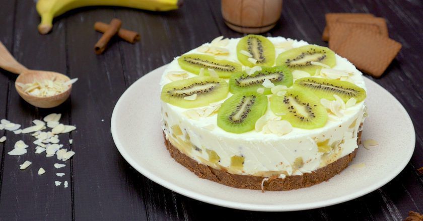 десерт без випічки: йогуртовий торт з фруктовою начинкою