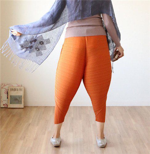Новий тренд у світі моди: «смажені курячі ніжки». Цікаво, як скоро ми побачимо на вулиці людей, одягнених у ці штани?