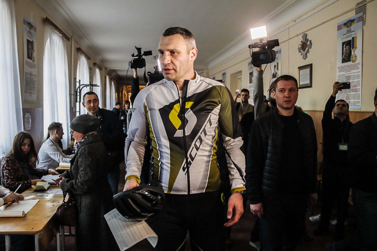 У Києві мер столиці Віталій Кличко приїхав на виборчу дільницю для голосування на велосипеді. Мер Кличко приїхав на виборчу дільницю на велосипеді.