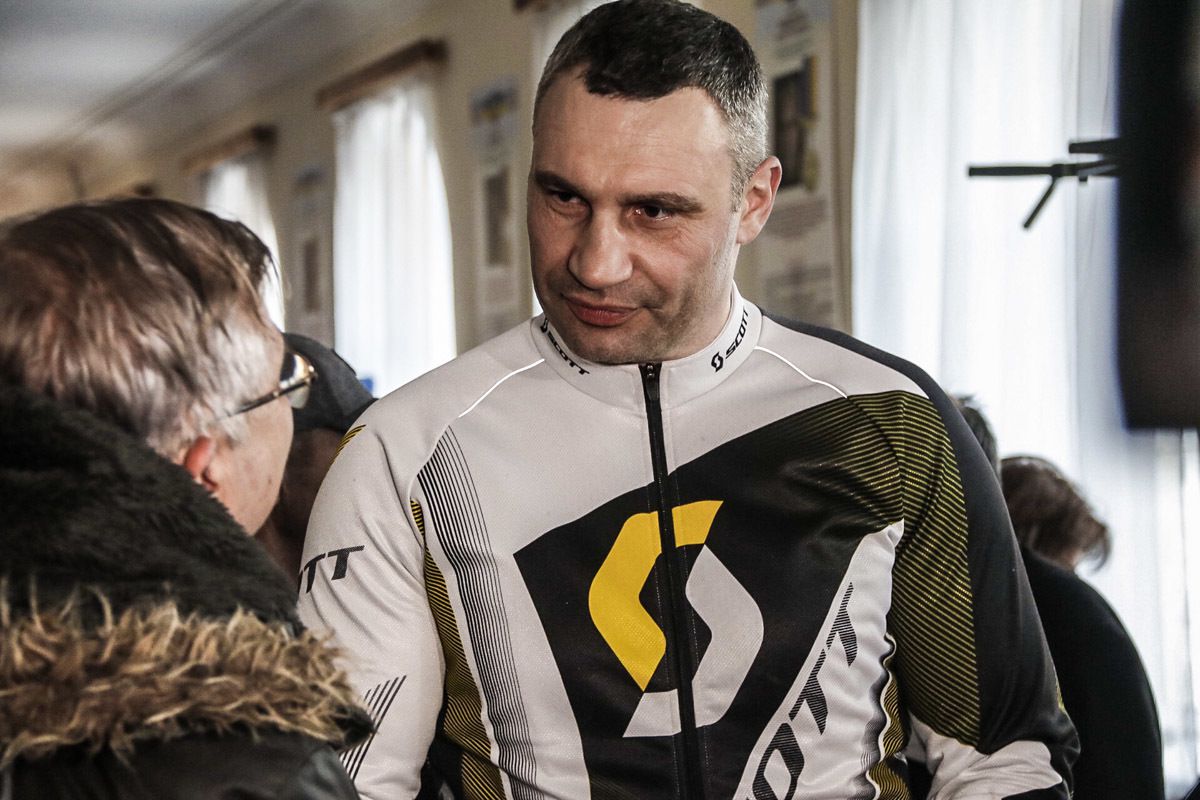 У Києві мер столиці Віталій Кличко приїхав на виборчу дільницю для голосування на велосипеді. Мер Кличко приїхав на виборчу дільницю на велосипеді.