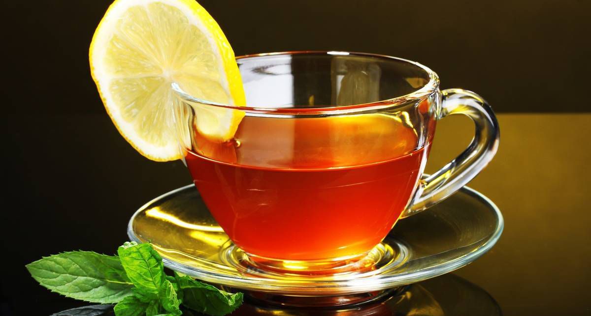 Вчені зробили відкриття: чай запобігає інсульту. Чай знижує ризик захворювань серцево-судинної системи. А ми п'ємо цей напій практично щодня і просто недооцінюємо його користь.