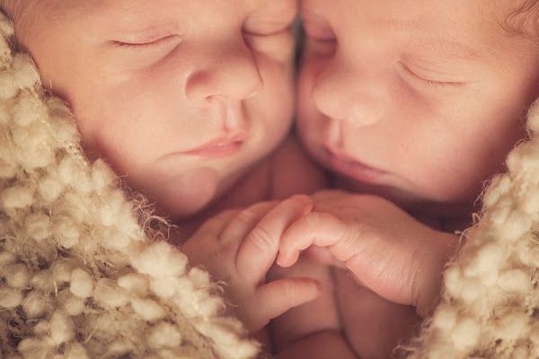 В Китаї жінка народила близнюків від різних чоловіків - просто феноменальний випадок. Згідно тесту ДНК батьками близнюків виявилися два різних чоловіка.