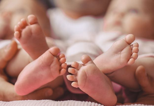 В Китаї жінка народила близнюків від різних чоловіків - просто феноменальний випадок. Згідно тесту ДНК батьками близнюків виявилися два різних чоловіка.
