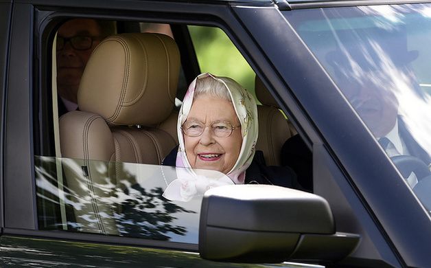 Єлизавета II більше не буде водити автомобіль. Королеві було запропоновано відмовитися від самостійної їзди після інциденту з її чоловіком.