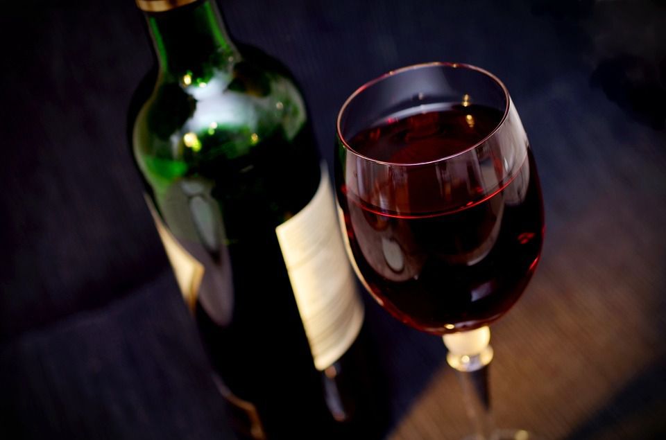 Українці надають перевагу імпортним винам. Вітчизняні вина дорожчають, а міцний алкоголь виходить з моди.
