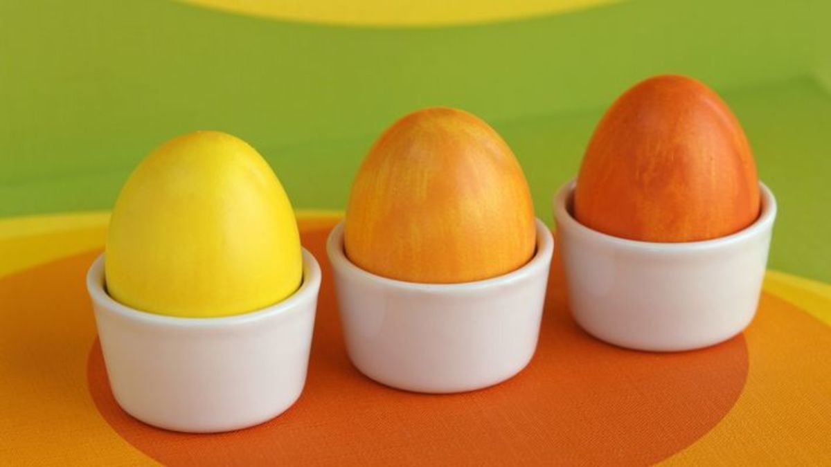 Натуральний барвник для яєць на Великдень. Хочемо розповісти цікавий спосіб фарбування яєць за допомогою куркуми.