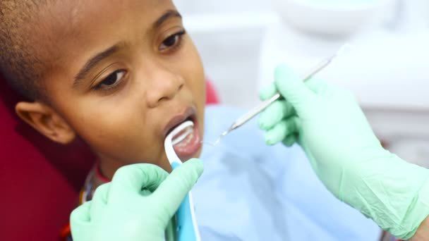 В США дітей піддали впливу зараження ВІЛ і гепатитом в шкільній стоматології. Понад 1200 дітей в районі Сіетла були схильні до високого ризику захворіти на гепатит та ВІЛ в 12 шкільних стоматологічних клініках.
