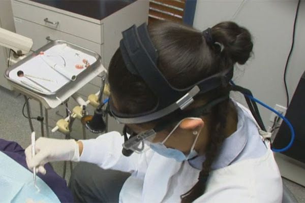 В США дітей піддали впливу зараження ВІЛ і гепатитом в шкільній стоматології. Понад 1200 дітей в районі Сіетла були схильні до високого ризику захворіти на гепатит та ВІЛ в 12 шкільних стоматологічних клініках.