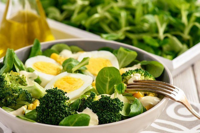 Неймовірний салат з броколі, яєць, сиру і часникового соусу, а також швидка запіканка з цими ж інгредієнтами. Замінить вам обід або вечерю!