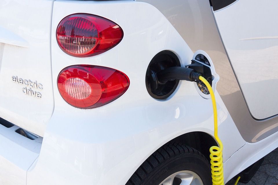 В Україні зарядки для електромобілів на парковках та АЗС стануть обов'язковими. Нововведення прописали в державних будівельних нормах.