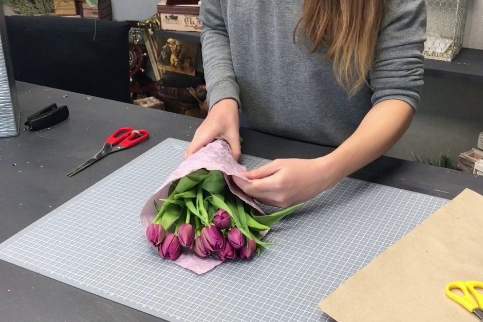 Як правильно вибрати букет та зберегти свіжість тюльпанів надовго. Подаровані квіти порадують Вас довше, якщо знати як правильно доглядати ними в домашніх умовах.