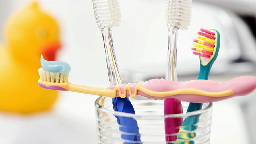 Вчені попереджають, що більшість зубних паст таять у собі велику небезпеку. Як запевняють дослідники, дві третини засобів гігієни містять у складі небезпечнуу харчову добавку.