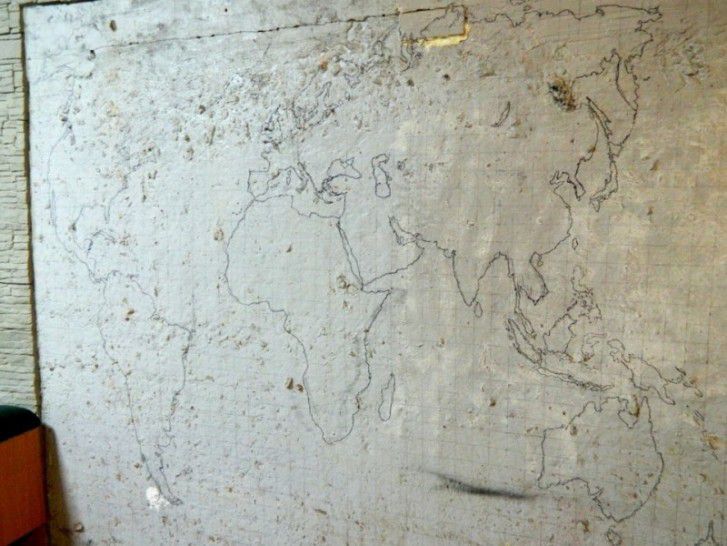 Витвір мистецтва: житель Надиму зробив об'ємну карту світу з порожньої стіни в своєму гаражі. Вона навіть світиться в темряві!