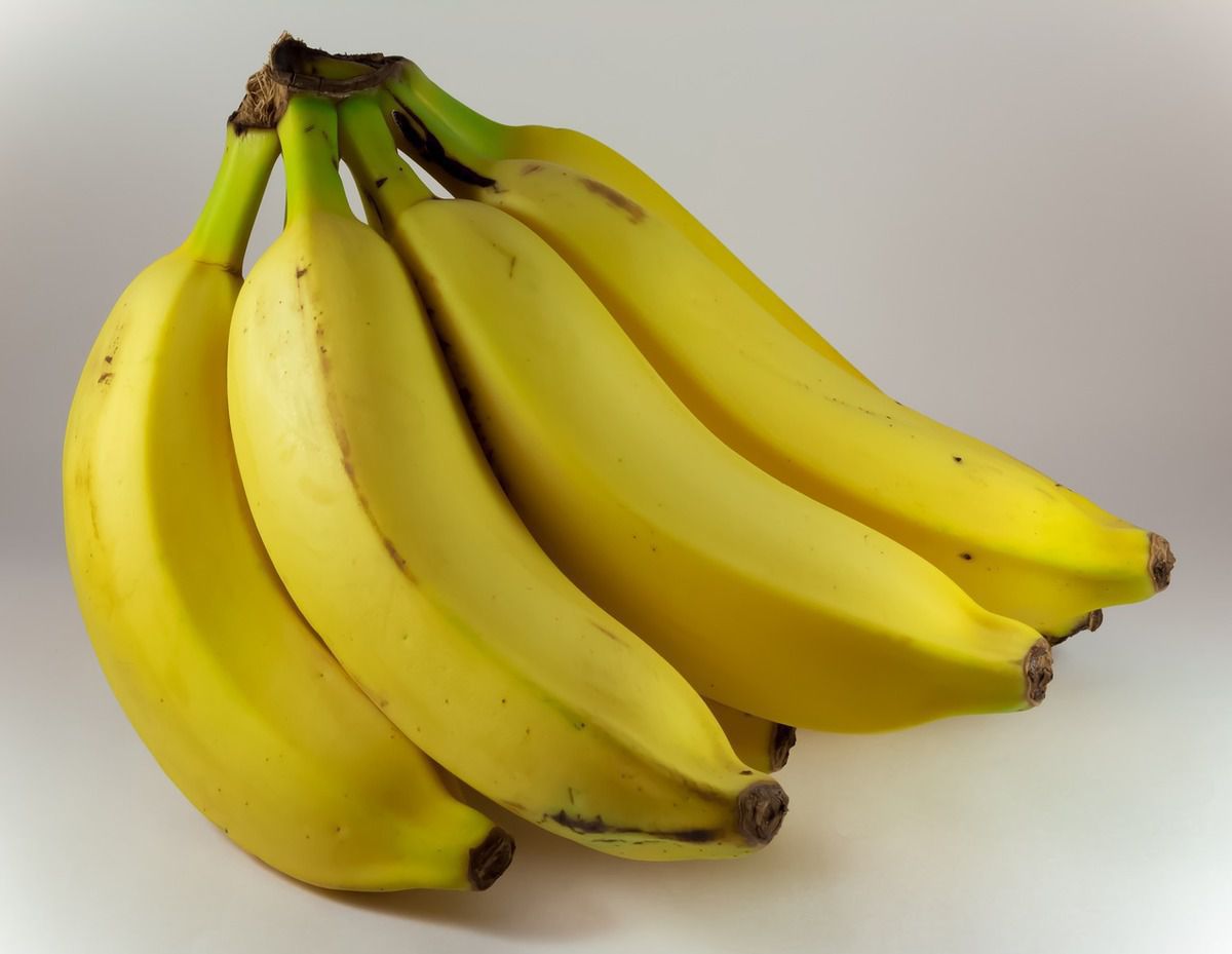 Вчені розповіли, кому шкідливо їсти банани. Банани можна вживати далеко не всім.
