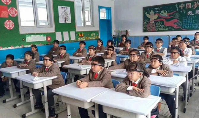 У ряді шкіл в Китаї почали тестування «розумних» головних обручів. На китайських школярів одягнули електронні обручі, щоб відслідковувати їх уважність.