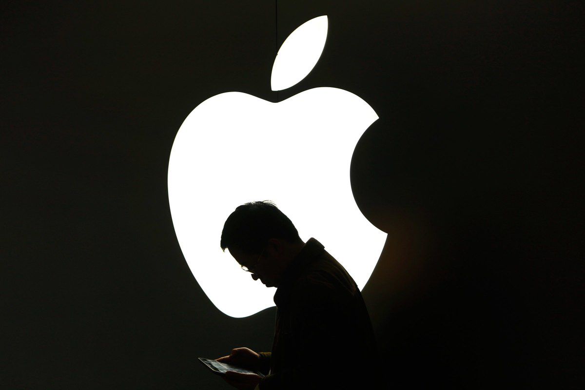 Два китайця обдурили Apple на 896 тисяч доларів. Китайці відсилали до сервісних центрів Apple підроблені iPhone і отримували натомість нові.