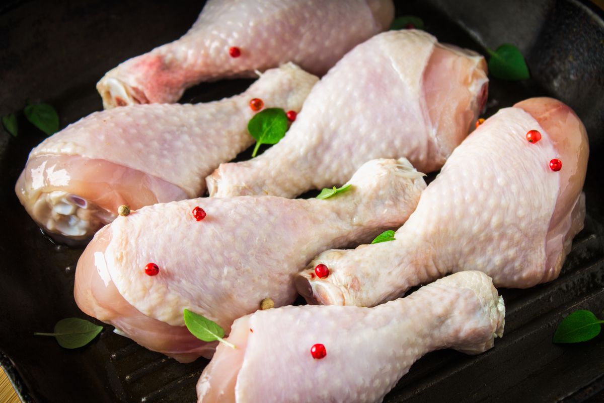 Поради, які допоможуть вибрати якісне і безпечне куряче м'ясо. Цей продукт може містити в собі безліч шкідливих речовин: антибіотики, гормони, якими цю курку годували, і небезпечні бактерії, якщо м'ясо неправильно зберігалося. Тому, будьте обережні.