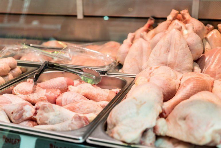 Поради, які допоможуть вибрати якісне і безпечне куряче м'ясо. Цей продукт може містити в собі безліч шкідливих речовин: антибіотики, гормони, якими цю курку годували, і небезпечні бактерії, якщо м'ясо неправильно зберігалося. Тому, будьте обережні.