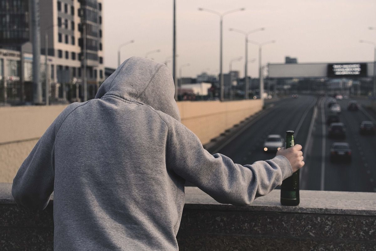 У алкоголіків, навіть у тих, хто кинув пити, продовжується процес деградації мозку. Алкогольне ушкодження мозку триває навіть у тих, хто кинув пити.