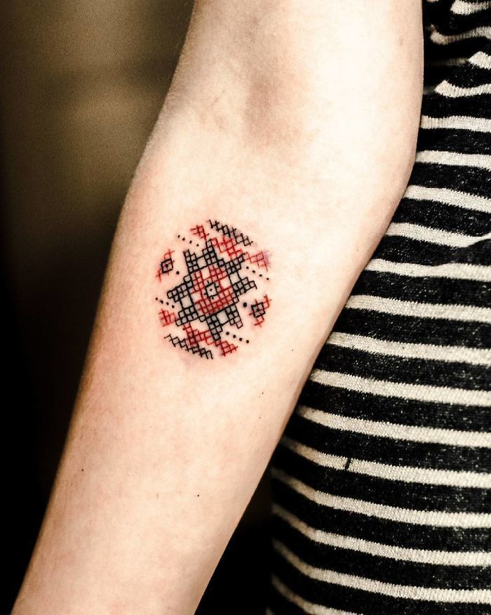 Новий тренд: вишите татуювання з ефектом 3D. Малюнки виглядають крутіше, ніж здається.