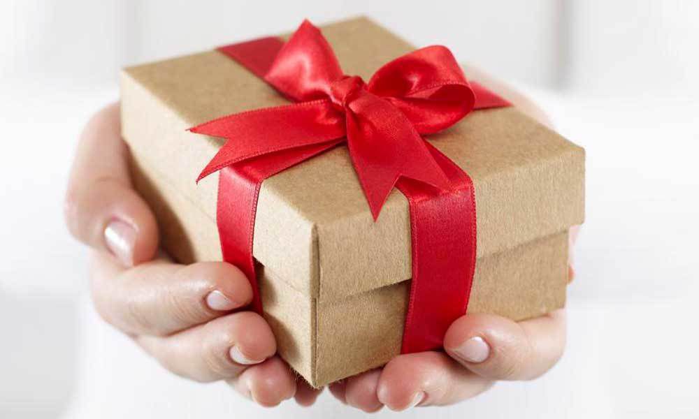 Чи можна передаровувати подарунки — народні прикмети та поради. Є ситуації в яких від подарунку можна позбутися, причому не притягуючи до себе негативну енергію.