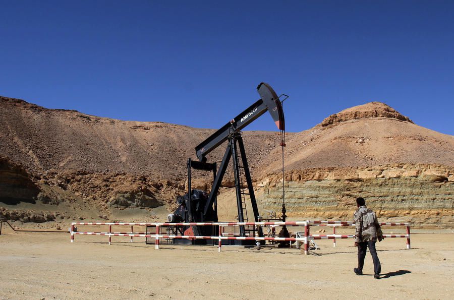 Нафтова корпорація Лівії заявила про можливу зупинку видобутку нафти та газу. До цього, на думку голови Національної нафтової корпорації, може призвести конфлікт, що загострився в республіці на початку квітня.
