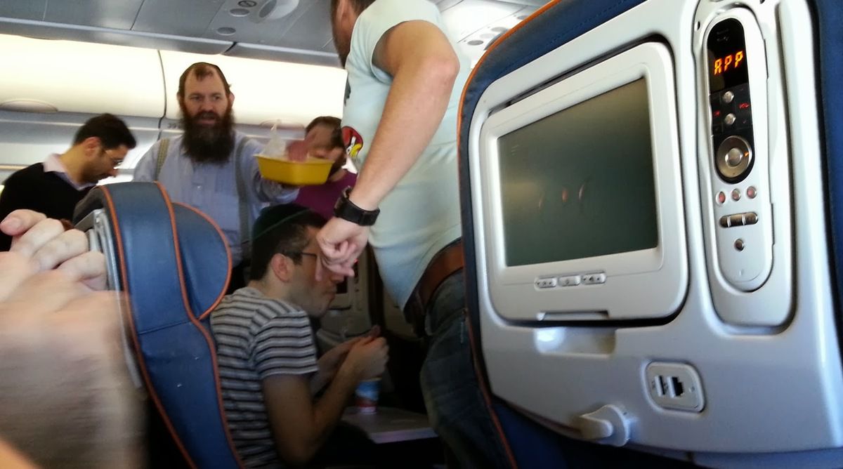 Анекдот дня: летіли якось в літаку православний, католик і рабин. Ребе найкращій!