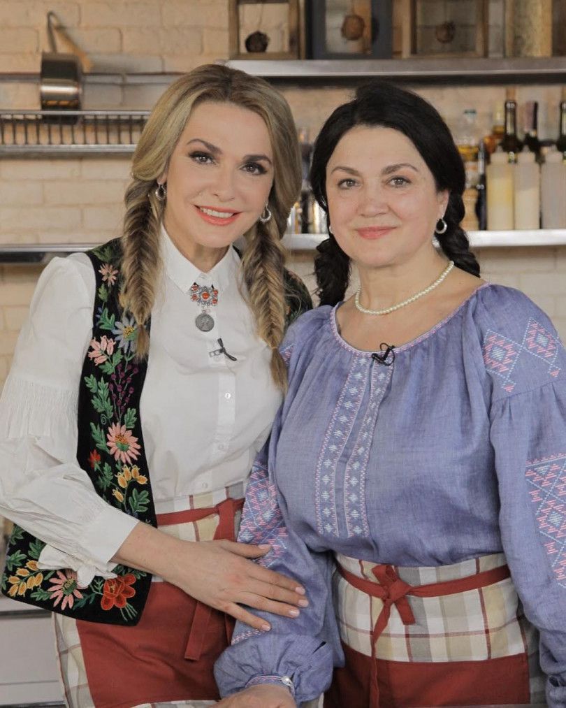 Ольга Сумська опублікувала зворушливий знімок з сестрою Наталею. Шанувальники прийшли в захват від рідкісного знімка сестер.