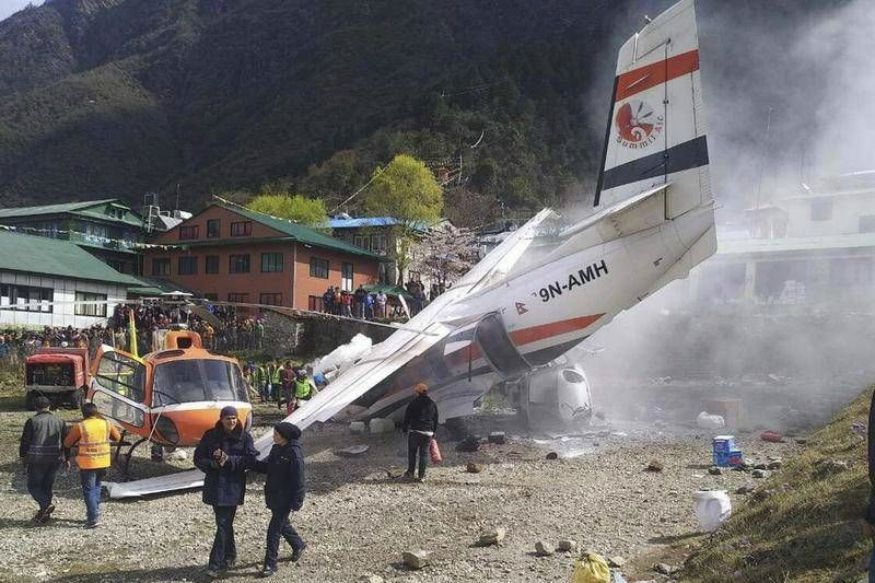 Літак авіакомпанії Summit Air при зльоті врізався у два гелікоптери в непальському місті Лукла. Три людини загинули.