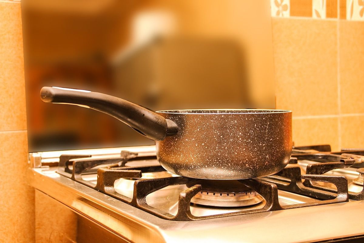 Дієвий спосіб загасити пожежу від жиру на кухні. Важливо не забути при пожежі відключити газ і електрику на щитку.