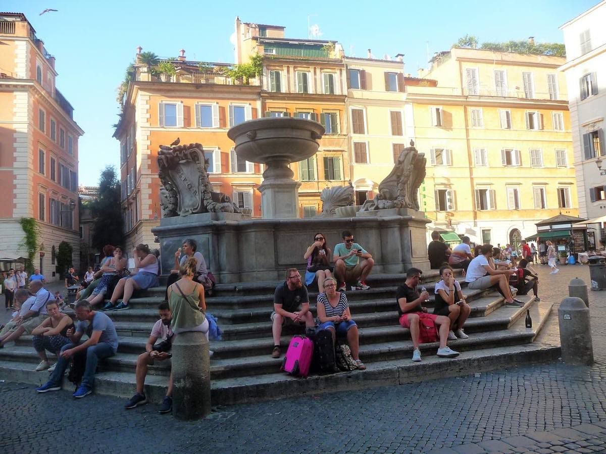 Француза оштрафували за купання в старому фонтані Риму. У Римі поліція оштрафувала 45-річного французького туриста, який у нетверезому стані заліз скупатися в історичний фонтан Санта-Марія.
