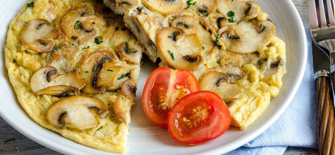 Омлет з грибами — смачний та ситний сніданок. В цьому рецепті можна використовувати найбільш доступні гриби печериці.