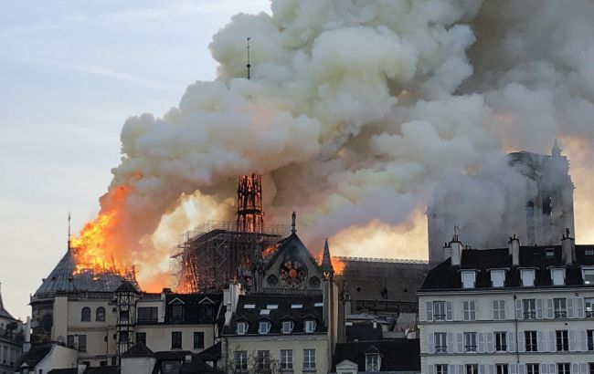 Нотр-Дам де Парі: у Парижі спалахнула пожежа в Соборі Паризької Богоматері. Знаменита архітектурна пам'ятка французької столиці перебуває під загрозою існування.