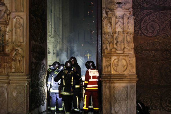 Пожежа яка тривала понад 12 годин у Нотр-Дам-де-Парі повністю загасили. Парижани вийшли на вулиці після пожежі.