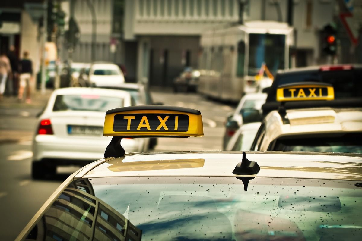 У Туреччині таксист повернув туристам забуті в машині 30 тисяч євро. Тунісці подякували таксиста за чесність і вручили 100 євро винагороди.