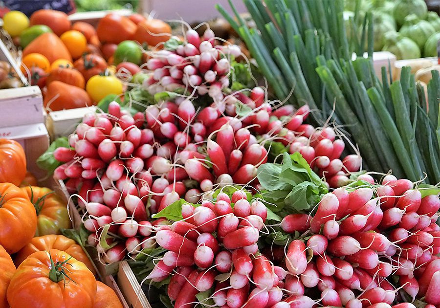 В Україні істотно знизилися ціни на ранні овочі. Ціни на овочі в середньому опустилися на 25%.