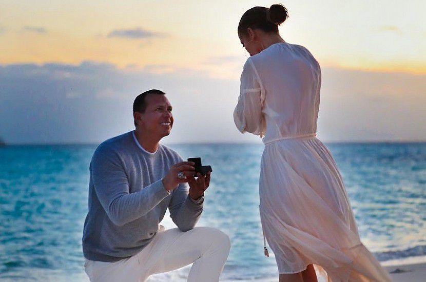 Алекс Родрігес розповів про заручини з Дженніфер Лопес. Бейсболіст планував пропозицію приблизно шість місяців, і це сталося на пляжі на Багамах.
