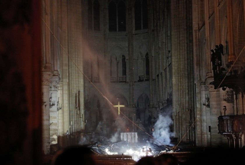 Справжнє диво: Вівтар і хрест Нотр-Дама не постраждали під час пожежі. Добре, хоч вони вціліли!