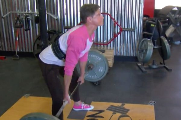 Бабуся підняла 138 кілограмів у становій тязі та поставила світовий рекорд з паверліфтингу. Вона почала тренування штангою, коли їй виповнилося 60 років.
