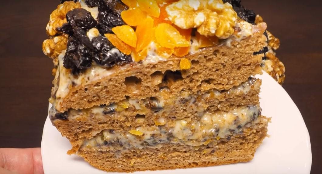 Смачний та простий в приготуванні торт «Пікова дама». Рекомендуємо тим, хто любить курагу, чорнослив і горіхи.