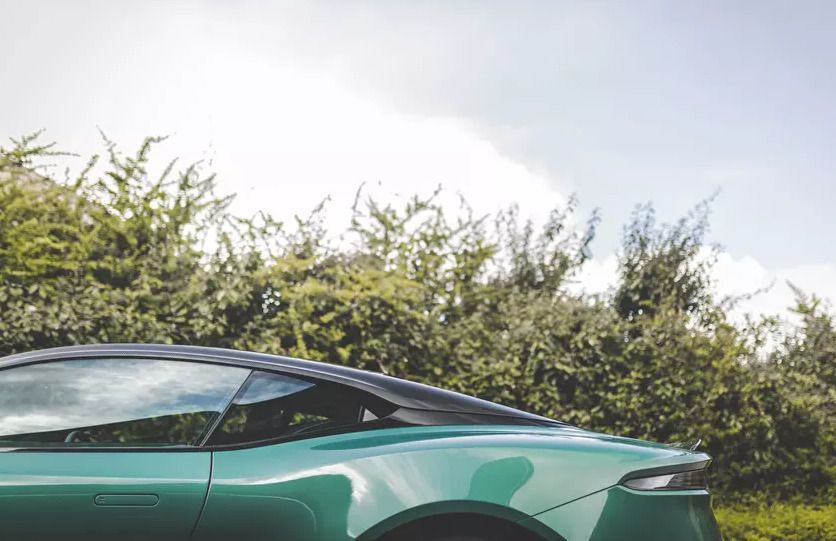 Aston Martin присвятив нову марку перемозі у "24 години Ле-Мана". До кожного суперкару додається репліка шолома і рукавичок Керролла Шелбі.