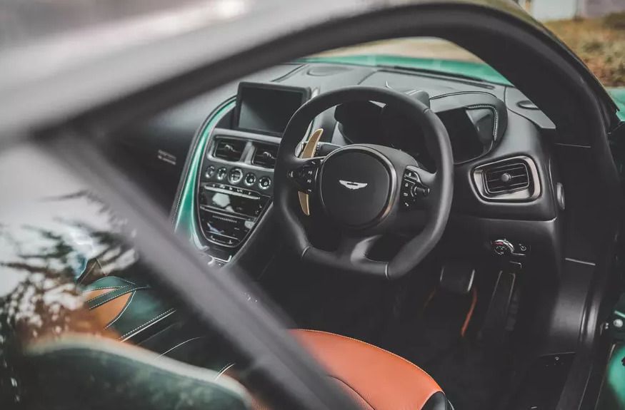 Aston Martin присвятив нову марку перемозі у "24 години Ле-Мана". До кожного суперкару додається репліка шолома і рукавичок Керролла Шелбі.