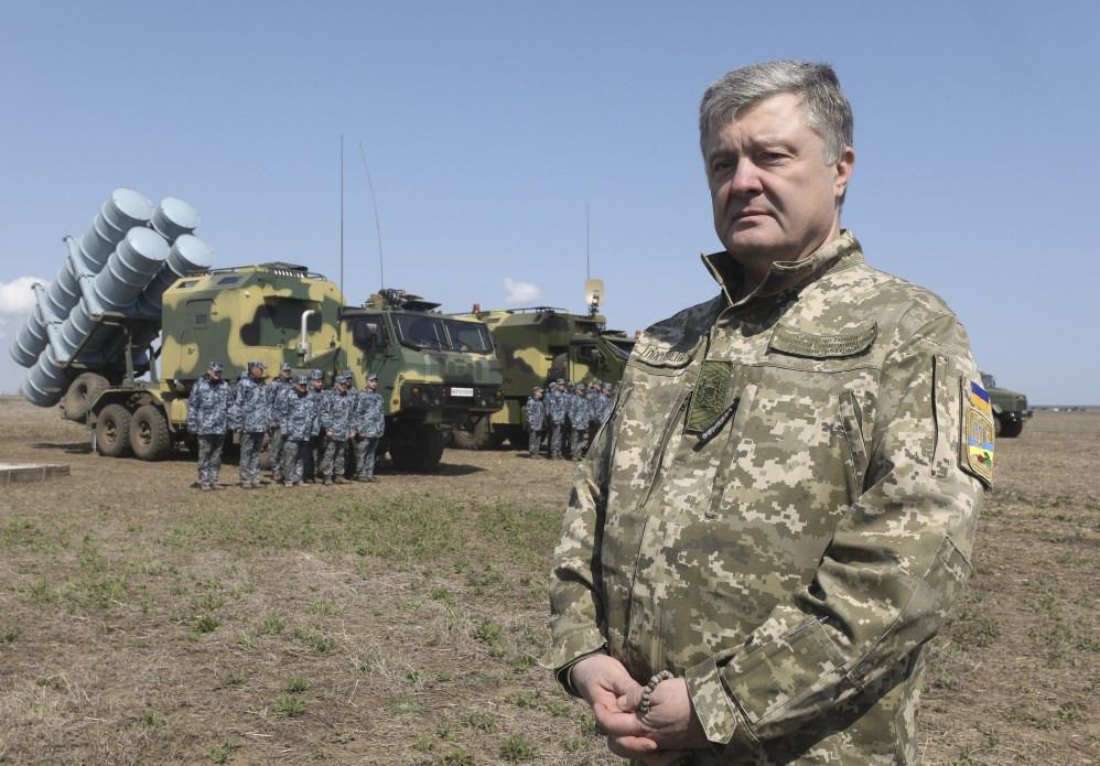 Петро Порошенко встановив відразу три нові професійні свята. Всі вони стосуються військовослужбовців: День резервіста, День піхоти та День сержанта Збройних сил України.