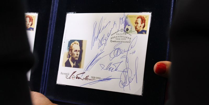 На честь Лобановського випустили поштову марку. У відомстві представили поштову марку, на якій нанесено зображення легендарного футбольного тренера.