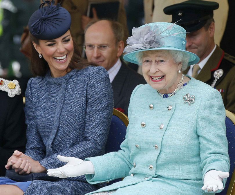 Кейт Міддлтон носить тільки те вбрання, яке схвалює Єлизавета II. Щоб не розсердити королеву Кейт Міддлтон намагається не експериментувати з модними брендами.