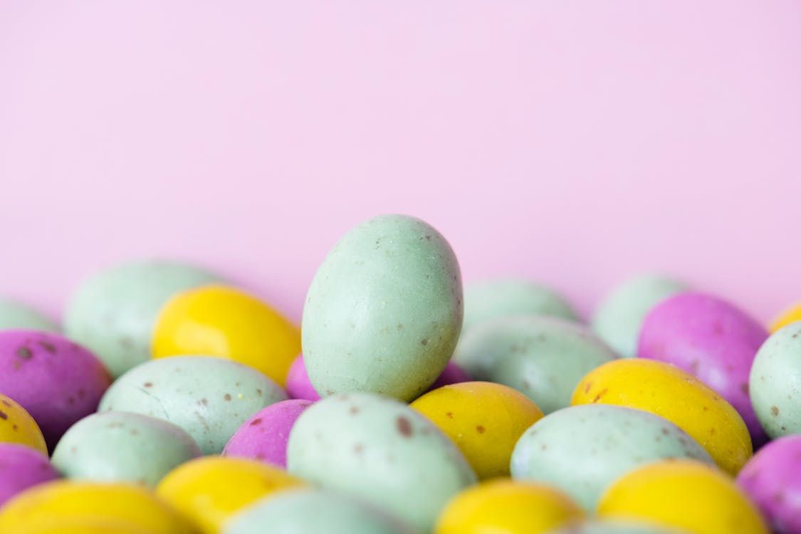 Фарбуємо яйця на Великдень: найбільш незвичайні способи. За традицією, всі віруючі фарбують яйця напередодні Великодня, у чистий четвер.