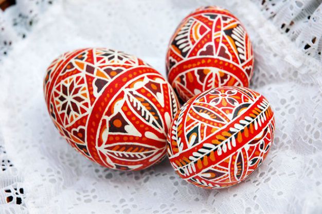 Фарбуємо яйця на Великдень: найбільш незвичайні способи. За традицією, всі віруючі фарбують яйця напередодні Великодня, у чистий четвер.