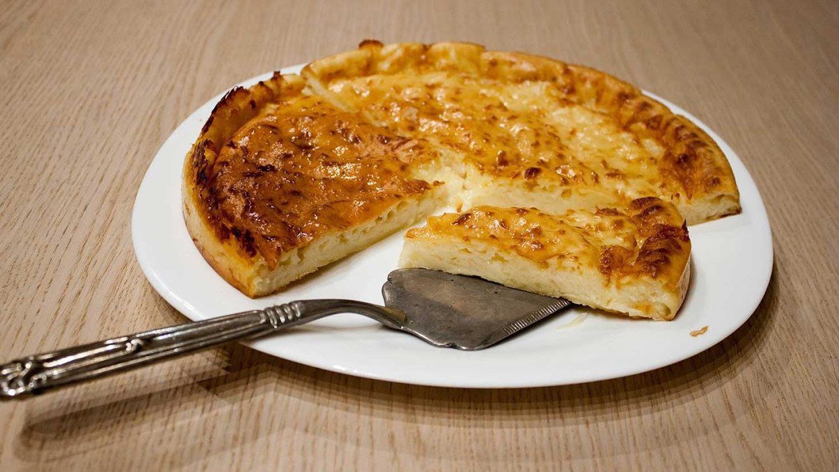 Перевірений рецепт: ліниві хачапурі з сиром. Сир встигає розплавитися, а сам коржик виходить м'яким і дуже смачним.