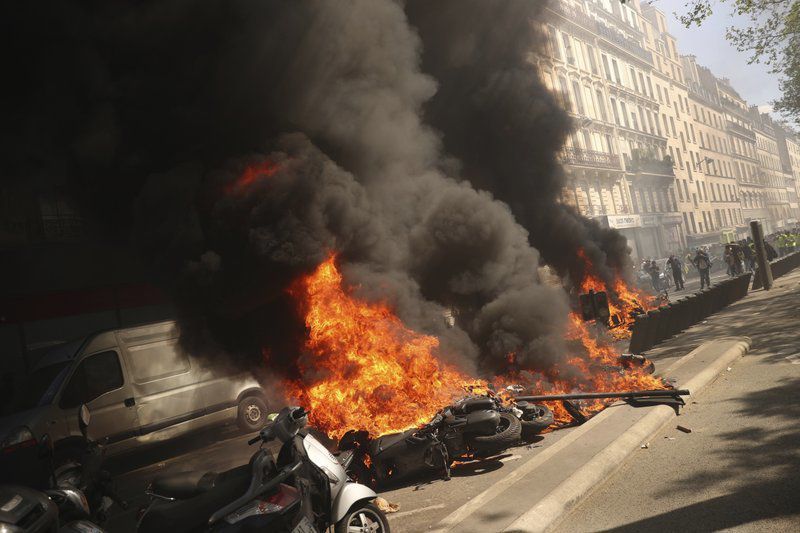 Східний Париж охоплений пожежами через акції жовтих жилетів. Протести "жовтих жилетів" у Франції.